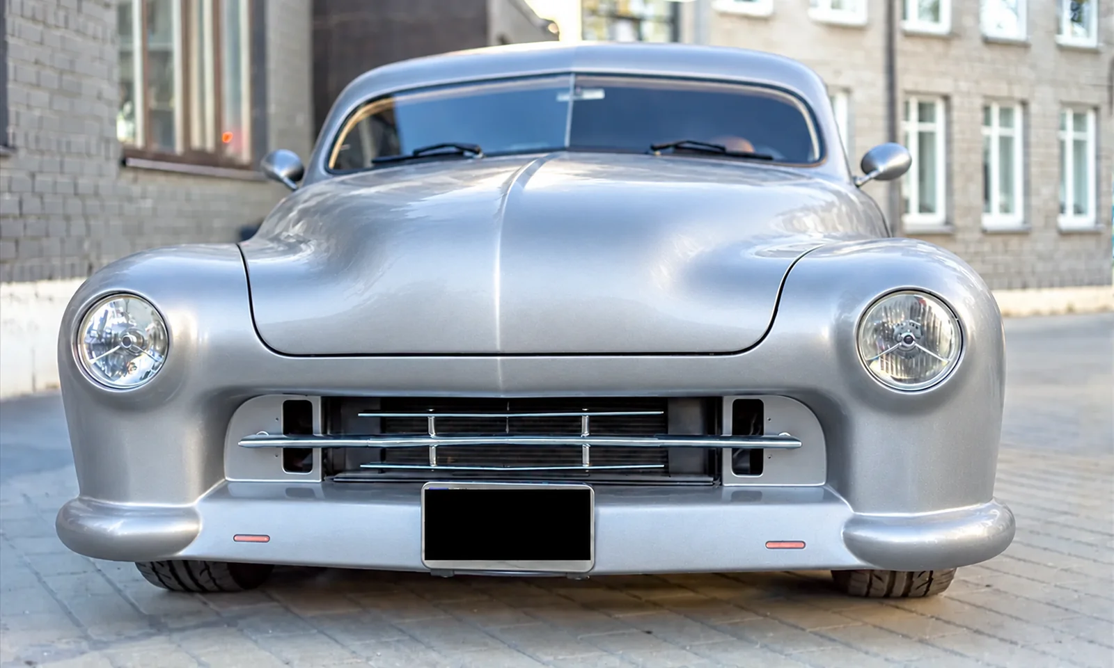 Fahrzeug in Silber-Metallic vor der Folierung